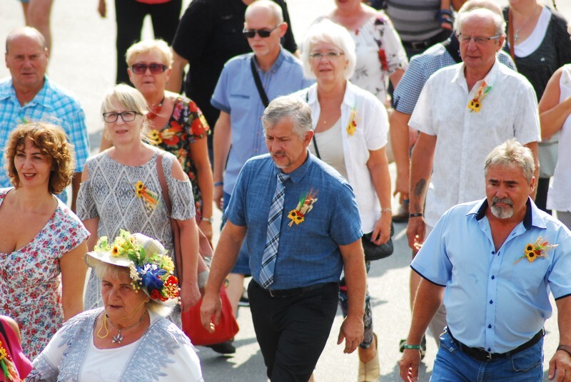 Dożynki 2019 w Rudzie Śląskiej: Po mszy barwny korowód przemaszerował ulicami Rudy Śląskiej na tereny targowe.