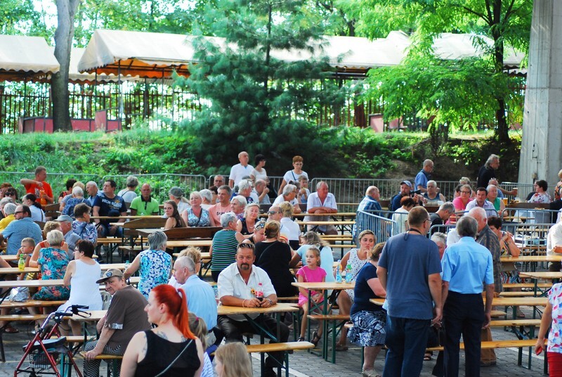 Dożynki 2019 w Rudzie Śląskiej dobiegły końca. W tym roku odbyła się druga edycja imprezy, podczas której działkowcy z rudzkich ogrodów podziękowali za plony. Świętowanie rozpoczęto 1 września od uroczystej mszy świętej w kościele pw. św. Wawrzyńca i św. Antoniego. Następnie sprzed świątyni wyruszył barwny korowód dożynkowy tworzony m.in. przez Orkiestrę Dętą KWK Halemba pod dyrekcją Piotra Szczygioła, Ochotniczą Straż Pożarną, przedstawicieli ogrodów działkowych, rolników i władz miasta. Pochód pomaszerował na tereny targowe w dzielnicy Wirek, gdzie miały miejsce główne uroczystości, a ich głównym punktem był wybór najpiękniejszej wystawy plonów.