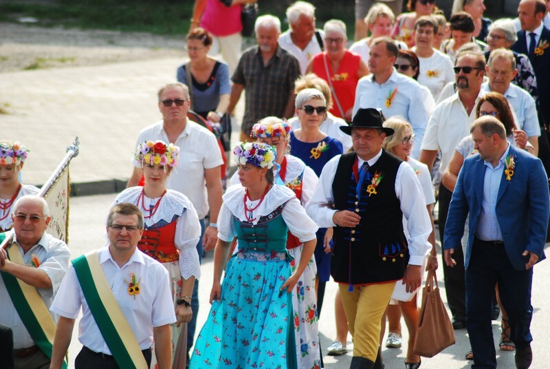 Dożynki 2019 w Rudzie Śląskiej dobiegły końca. W tym roku odbyła się druga edycja imprezy, podczas której działkowcy z rudzkich ogrodów podziękowali za plony. Świętowanie rozpoczęto 1 września od uroczystej mszy świętej w kościele pw. św. Wawrzyńca i św. Antoniego. Następnie sprzed świątyni wyruszył barwny korowód dożynkowy tworzony m.in. przez Orkiestrę Dętą KWK Halemba pod dyrekcją Piotra Szczygioła, Ochotniczą Straż Pożarną, przedstawicieli ogrodów działkowych, rolników i władz miasta. Pochód pomaszerował na tereny targowe w dzielnicy Wirek, gdzie miały miejsce główne uroczystości, a ich głównym punktem był wybór najpiękniejszej wystawy plonów.