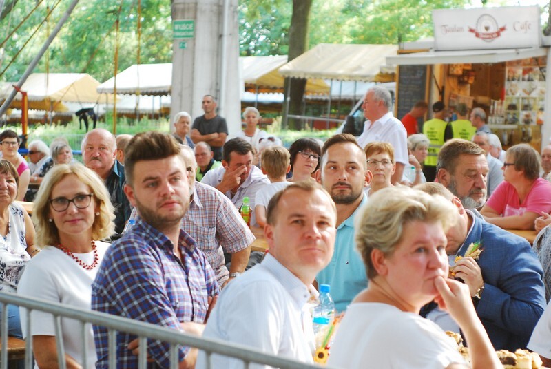 Dożynki 2019 w Rudzie Śląskiej dobiegły końca. W tym roku odbyła się druga edycja imprezy, podczas której działkowcy z rudzkich ogrodów podziękowali za plony. Świętowanie rozpoczęto 1 września od uroczystej mszy świętej w kościele pw. św. Wawrzyńca i św. Antoniego. Następnie sprzed świątyni wyruszył barwny korowód dożynkowy tworzony m.in. przez Orkiestrę Dętą KWK Halemba pod dyrekcją Piotra Szczygioła, Ochotniczą Straż Pożarną, przedstawicieli ogrodów działkowych, rolników i władz miasta. Pochód pomaszerował na tereny targowe w dzielnicy Wirek, gdzie miały miejsce główne uroczystości, a ich głównym punktem był wybór najpiękniejszej wystawy plonów.