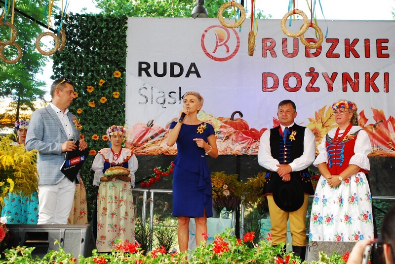 Dożynki 2019 w Rudzie Śląskiej dobiegły końca. W tym roku odbyła się druga edycja imprezy, podczas której działkowcy z rudzkich ogrodów podziękowali za plony. Świętowanie rozpoczęto 1 września od uroczystej mszy świętej w kościele pw. św. Wawrzyńca i św. Antoniego. Następnie sprzed świątyni wyruszył barwny korowód dożynkowy tworzony m.in. przez Orkiestrę Dętą KWK Halemba pod dyrekcją Piotra Szczygioła, Ochotniczą Straż Pożarną, przedstawicieli ogrodów działkowych, rolników i władz miasta. Pochód pomaszerował na tereny targowe w dzielnicy Wirek, gdzie miały miejsce główne uroczystości, a ich głównym punktem był wybór najpiękniejszej wystawy plonów.