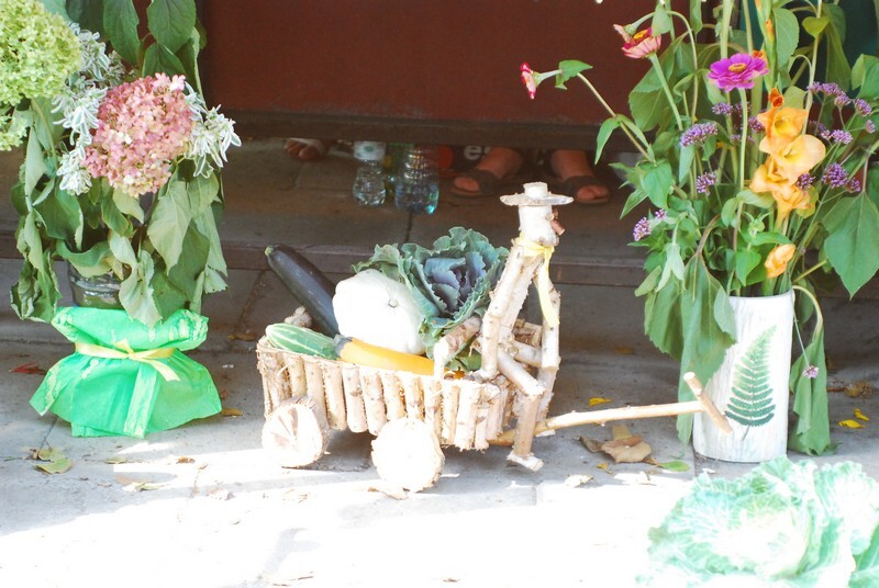 Dożynki 2019 w Rudzie Śląskiej dobiegły końca. W tym roku odbyła się druga edycja imprezy, podczas której działkowcy z rudzkich ogrodów podziękowali za plony. Świętowanie rozpoczęto 1 września od uroczystej mszy świętej w kościele pw. św. Wawrzyńca i św. Antoniego. Następnie sprzed świątyni wyruszył barwny korowód dożynkowy tworzony m.in. przez Orkiestrę Dętą KWK Halemba pod dyrekcją Piotra Szczygioła, Ochotniczą Straż Pożarną, przedstawicieli ogrodów działkowych, rolników i władz miasta. Pochód pomaszerował na tereny targowe w dzielnicy Wirek, gdzie miały miejsce główne uroczystości, a ich głównym punktem był wybór najpiękniejszej wystawy plonów.