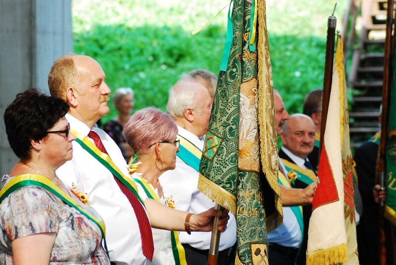 Dożynki 2019 w Rudzie Śląskiej dobiegły końca. W tym roku odbyła się druga edycja imprezy, podczas której działkowcy z rudzkich ogrodów podziękowali za plony. Świętowanie rozpoczęto 1 września od uroczystej mszy świętej w kościele pw. św. Wawrzyńca i św. Antoniego. Następnie sprzed świątyni wyruszył barwny korowód dożynkowy tworzony m.in. przez Orkiestrę Dętą KWK Halemba pod dyrekcją Piotra Szczygioła, Ochotniczą Straż Pożarną, przedstawicieli ogrodów działkowych, rolników i władz miasta. Pochód pomaszerował na tereny targowe w dzielnicy Wirek, gdzie miały miejsce główne uroczystości, a ich głównym punktem był wybór najpiękniejszej wystawy plonów.