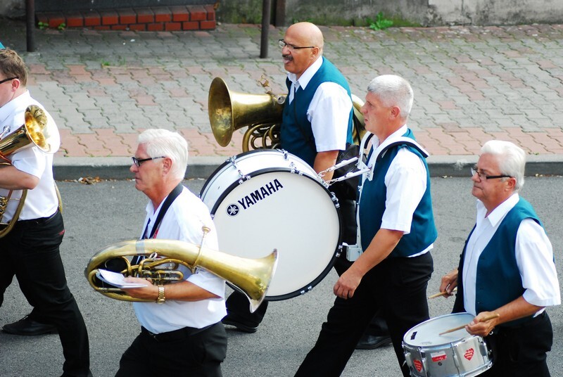 Dożynki 2019 w Rudzie Śląskiej dobiegły końca. W tym roku odbyła się druga edycja imprezy, podczas której działkowcy z rudzkich ogrodów podziękowali za plony. Świętowanie rozpoczęto 1 września od uroczystej mszy świętej w kościele pw. św. Wawrzyńca i św. Antoniego. Następnie sprzed świątyni wyruszył barwny korowód dożynkowy tworzony m.in. przez Orkiestrę Dętą KWK Halemba pod dyrekcją Piotra Szczygioła, Ochotniczą Straż Pożarną, przedstawicieli ogrodów działkowych, rolników i władz miasta. Pochód pomaszerował na tereny targowe w dzielnicy Wirek, gdzie miały miejsce główne uroczystości, a ich głównym punktem był wybór najpiękniejszej wystawy plonów.
