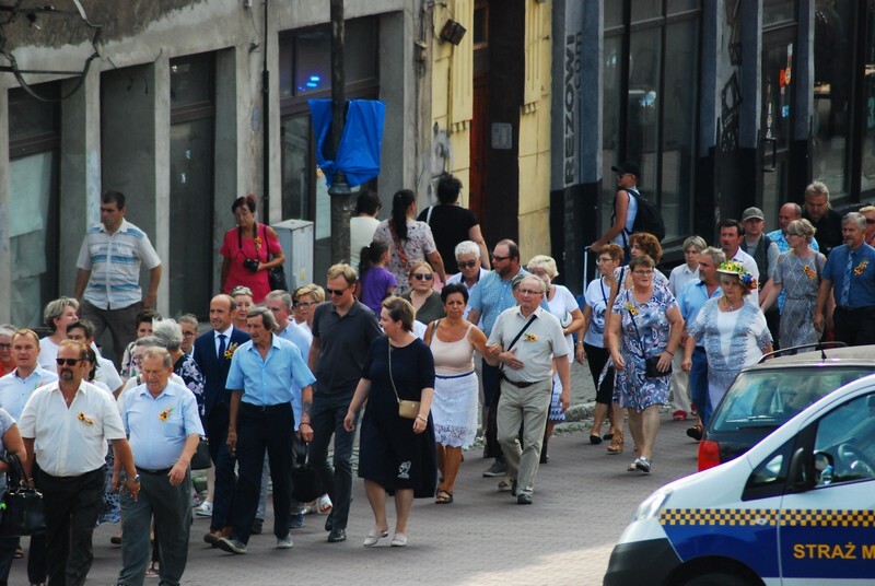 Dożynki 2019 w Rudzie Śląskiej dobiegły końca. W tym roku odbyła się druga edycja imprezy, podczas której działkowcy z rudzkich ogrodów podziękowali za plony. Świętowanie rozpoczęto 1 września od uroczystej mszy świętej w kościele pw. św. Wawrzyńca i św. Antoniego. Następnie sprzed świątyni wyruszył barwny korowód dożynkowy tworzony m.in. przez Orkiestrę Dętą KWK Halemba pod dyrekcją Piotra Szczygioła, Ochotniczą Straż Pożarną, przedstawicieli ogrodów działkowych, rolników i władz miasta. Pochód pomaszerował na tereny targowe w dzielnicy Wirek, gdzie miały miejsce główne uroczystości, a ich głównym punktem był wybór najpiękniejszej wystawy plonów.