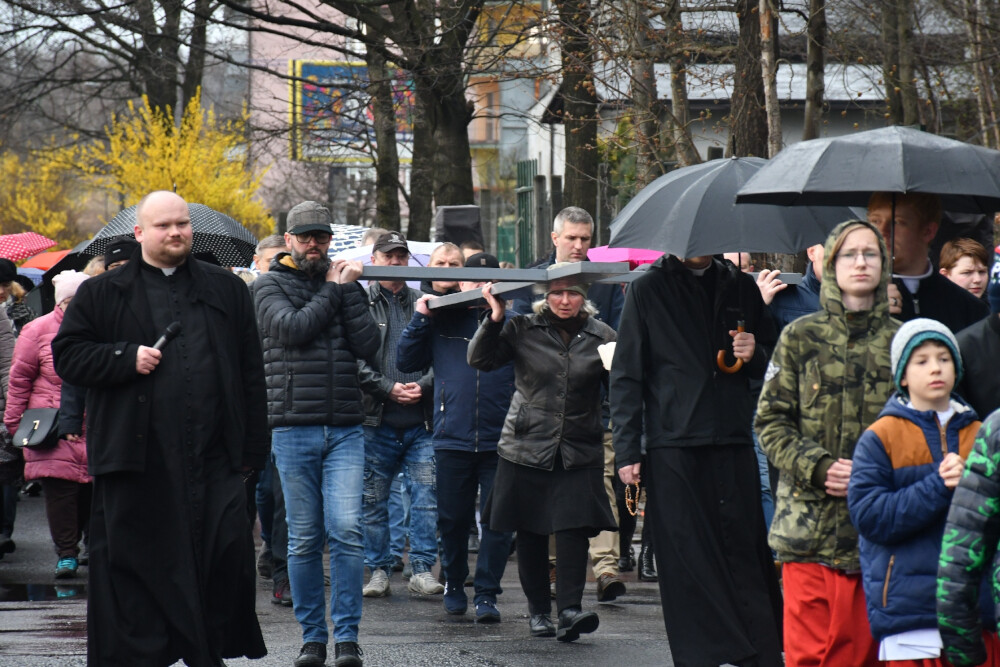 Droga Krzyżowa organizowana przez Parafię pw. św. Wawrzyńca i św. Antoniego w Wirku/fot. Jacek Knapik