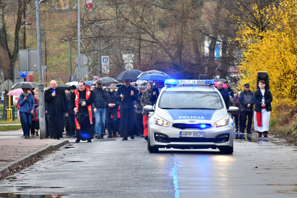 Droga Krzyżowa organizowana przez Parafię pw. św. Wawrzyńca i św. Antoniego w Wirku/fot. Jacek Knapik