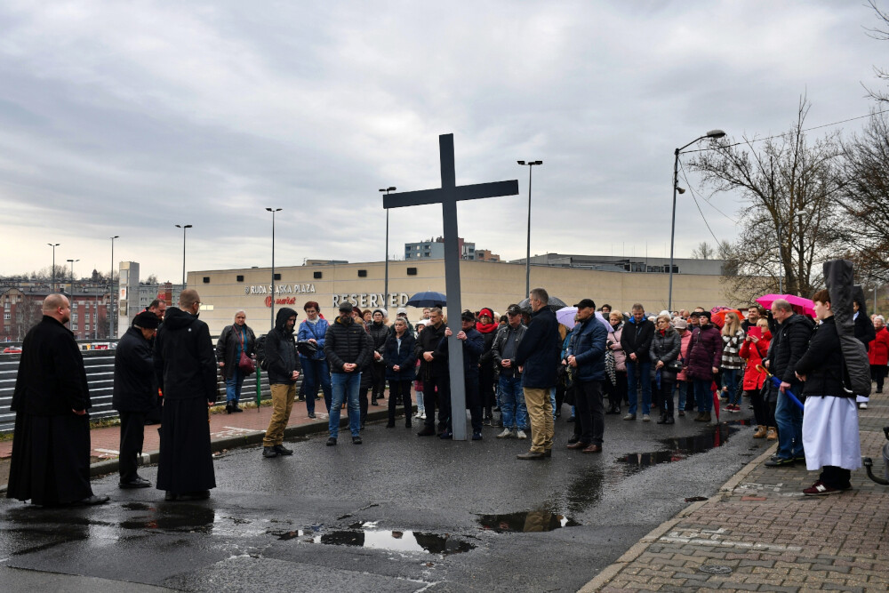 Droga Krzyżowa organizowana przez Parafię pw. św. Wawrzyńca i św. Antoniego w Wirku/fot. Jacek Knapik