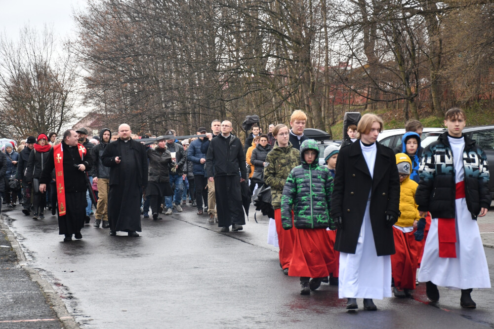 Droga Krzyżowa organizowana przez Parafię pw. św. Wawrzyńca i św. Antoniego w Wirku/fot. Jacek Knapik