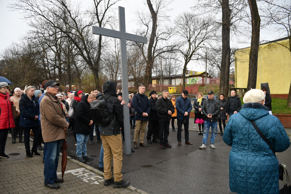 Droga Krzyżowa organizowana przez Parafię pw. św. Wawrzyńca i św. Antoniego w Wirku/fot. Jacek Knapik