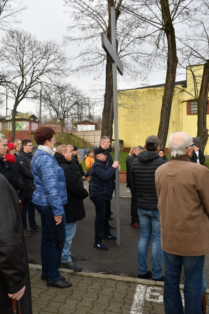 Droga Krzyżowa organizowana przez Parafię pw. św. Wawrzyńca i św. Antoniego w Wirku/fot. Jacek Knapik
