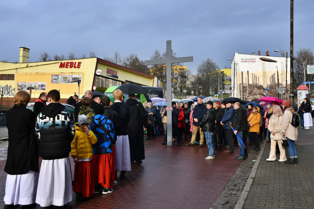 Droga Krzyżowa organizowana przez Parafię pw. św. Wawrzyńca i św. Antoniego w Wirku/fot. Jacek Knapik
