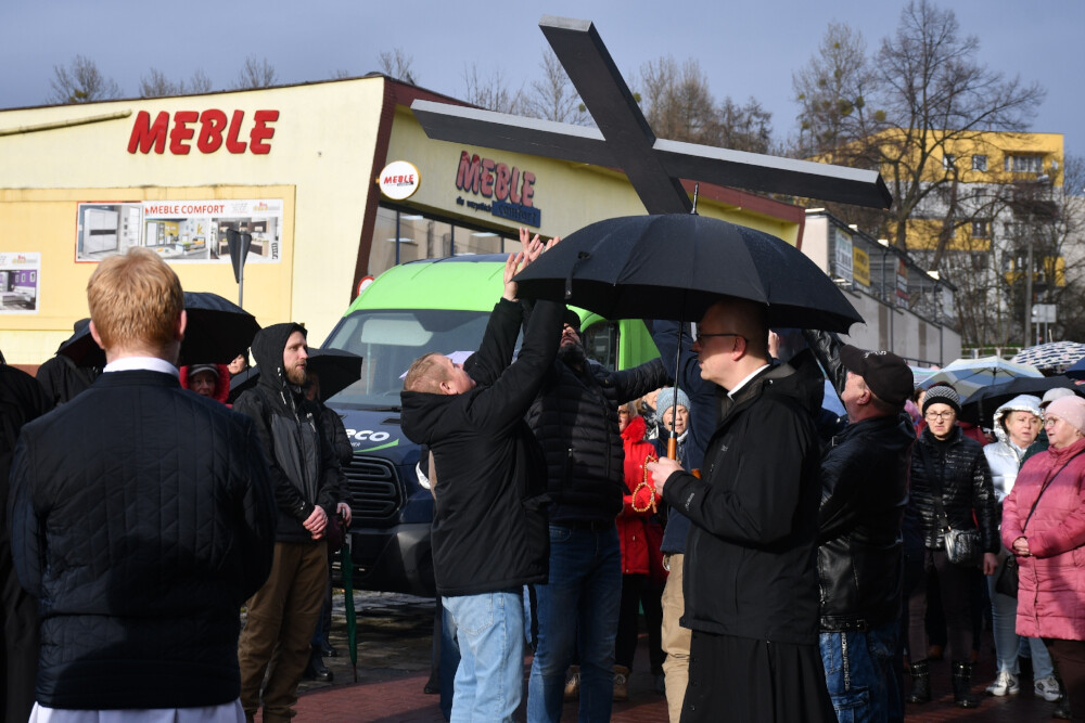 Droga Krzyżowa organizowana przez Parafię pw. św. Wawrzyńca i św. Antoniego w Wirku/fot. Jacek Knapik