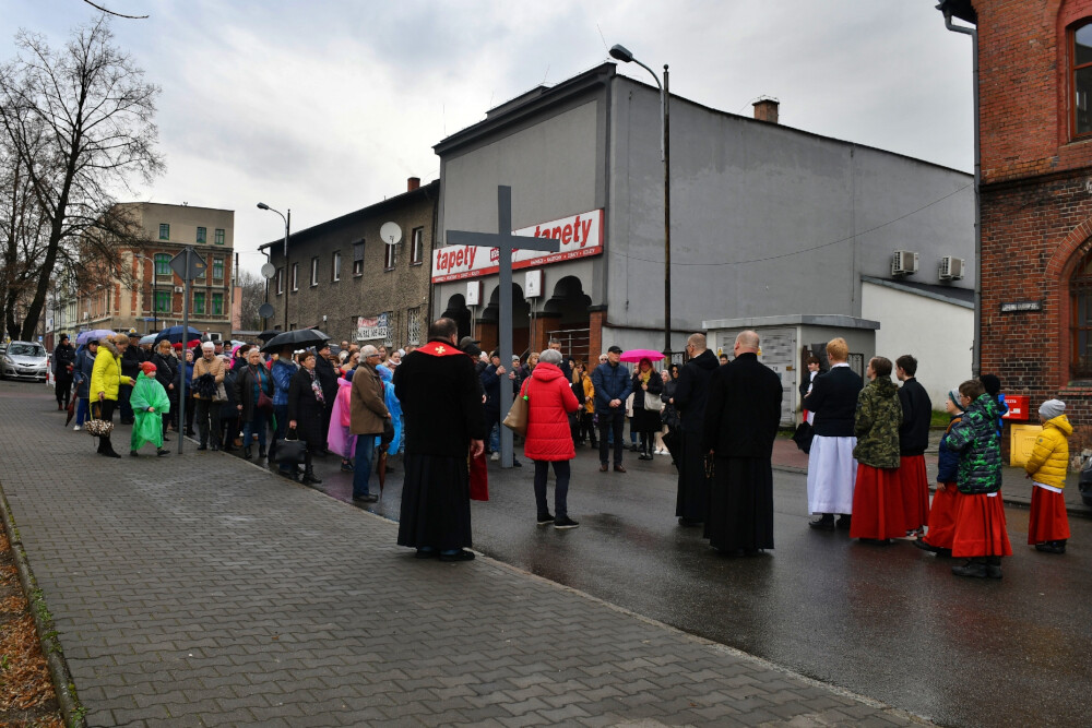 Droga Krzyżowa organizowana przez Parafię pw. św. Wawrzyńca i św. Antoniego w Wirku/fot. Jacek Knapik