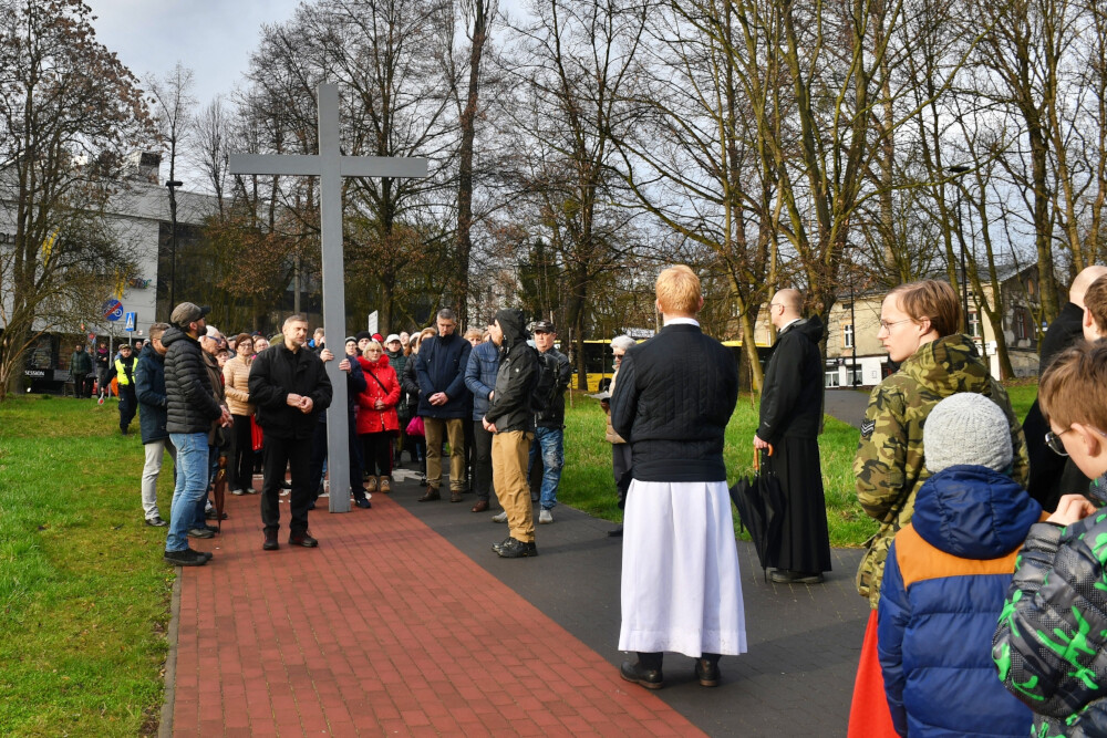 Droga Krzyżowa organizowana przez Parafię pw. św. Wawrzyńca i św. Antoniego w Wirku/fot. Jacek Knapik