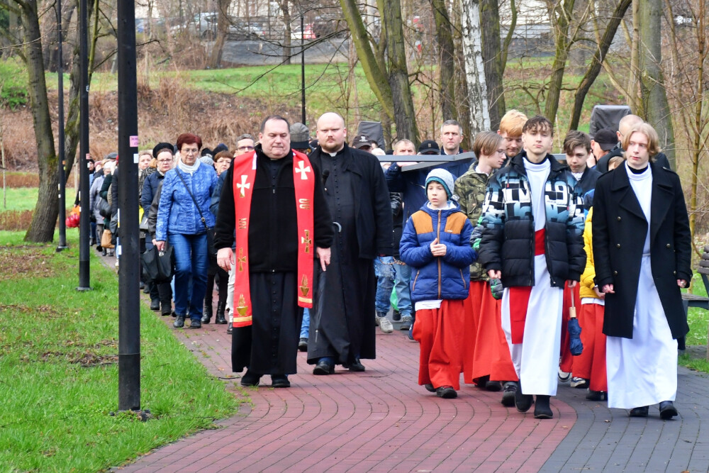 Droga Krzyżowa organizowana przez Parafię pw. św. Wawrzyńca i św. Antoniego w Wirku/fot. Jacek Knapik