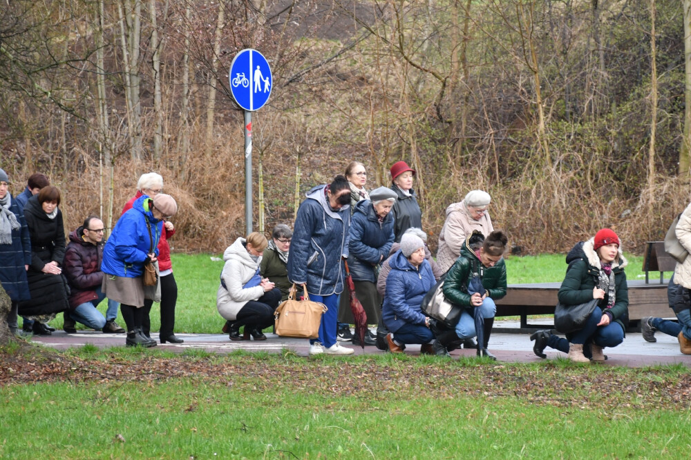 Droga Krzyżowa organizowana przez Parafię pw. św. Wawrzyńca i św. Antoniego w Wirku/fot. Jacek Knapik