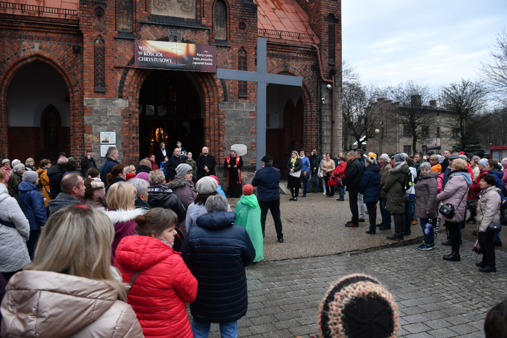 Droga Krzyżowa organizowana przez Parafię pw. św. Wawrzyńca i św. Antoniego w Wirku/fot. Jacek Knapik