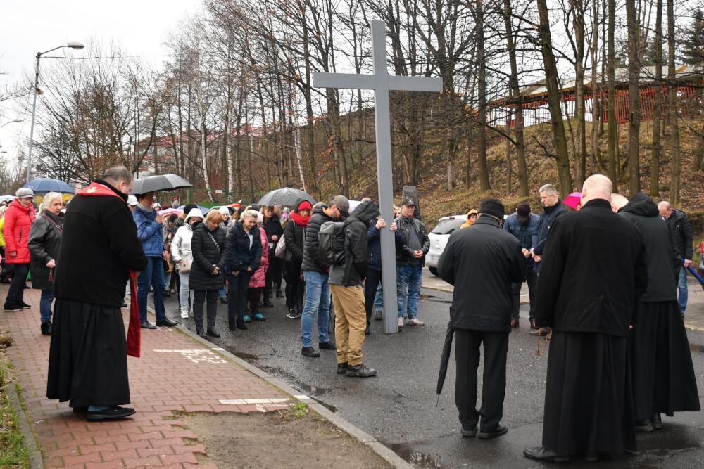 Droga Krzyżowa organizowana przez Parafię pw. św. Wawrzyńca i św. Antoniego w Wirku/fot. Jacek Knapik