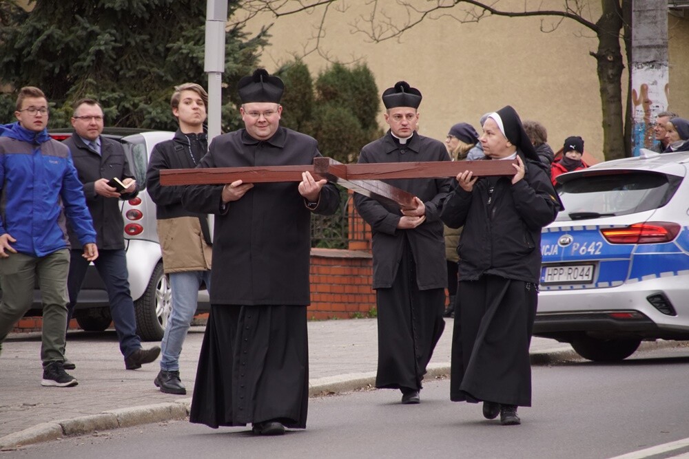 W piątek przed Niedzielą Palmową z kościoła pod wezwaniem św. Marii Magdaleny w Bielszowicach wyruszyła procesja drogi krzyżowej.