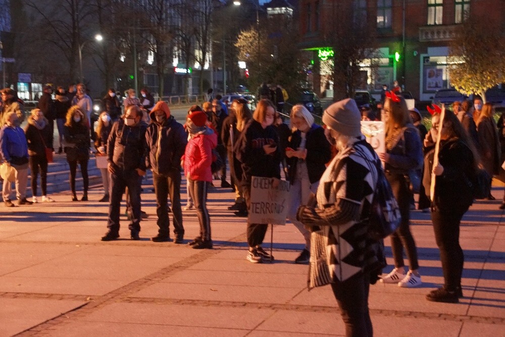 Rudzianki znowu zamanifestowały na rynku w Nowym Bytomiu swój sprzeciw w sprawie wyroku Trybunału Konstytucyjnego. W sobotę, 31 października, w Rudzie Śląskiej odbył się drugi protest kobiet.