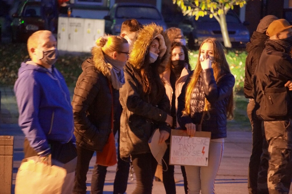 Rudzianki znowu zamanifestowały na rynku w Nowym Bytomiu swój sprzeciw w sprawie wyroku Trybunału Konstytucyjnego. W sobotę, 31 października, w Rudzie Śląskiej odbył się drugi protest kobiet.