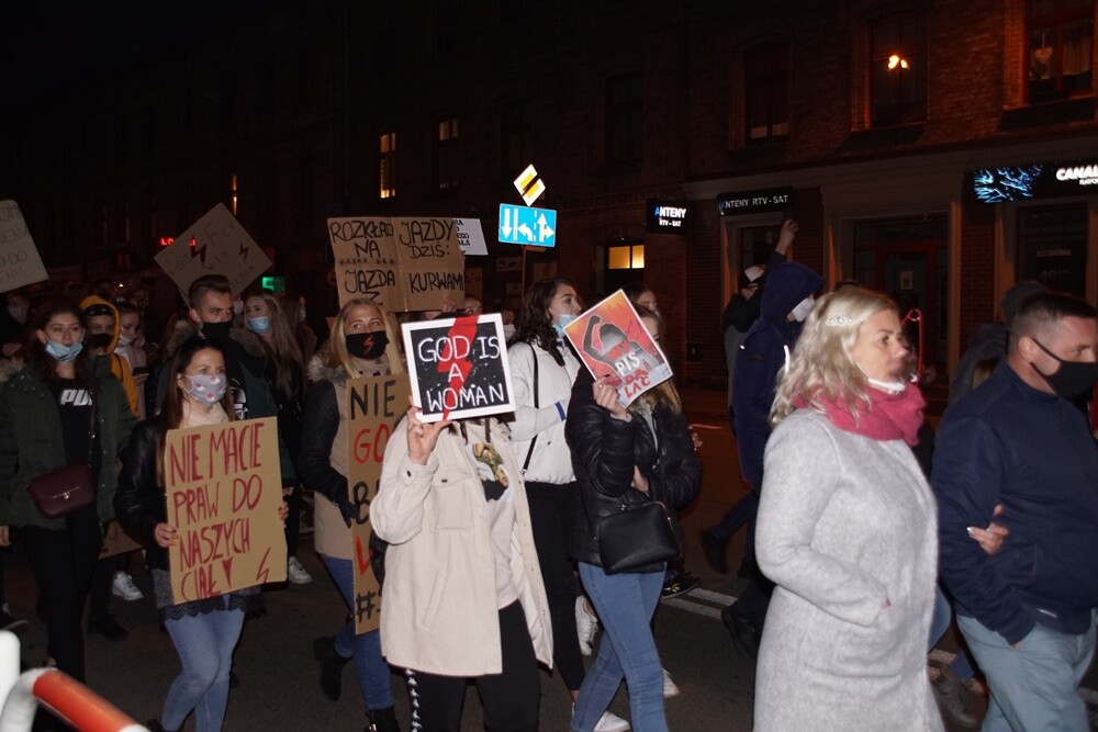 Rudzianki znowu zamanifestowały na rynku w Nowym Bytomiu swój sprzeciw w sprawie wyroku Trybunału Konstytucyjnego. W sobotę, 31 października, w Rudzie Śląskiej odbył się drugi protest kobiet.
