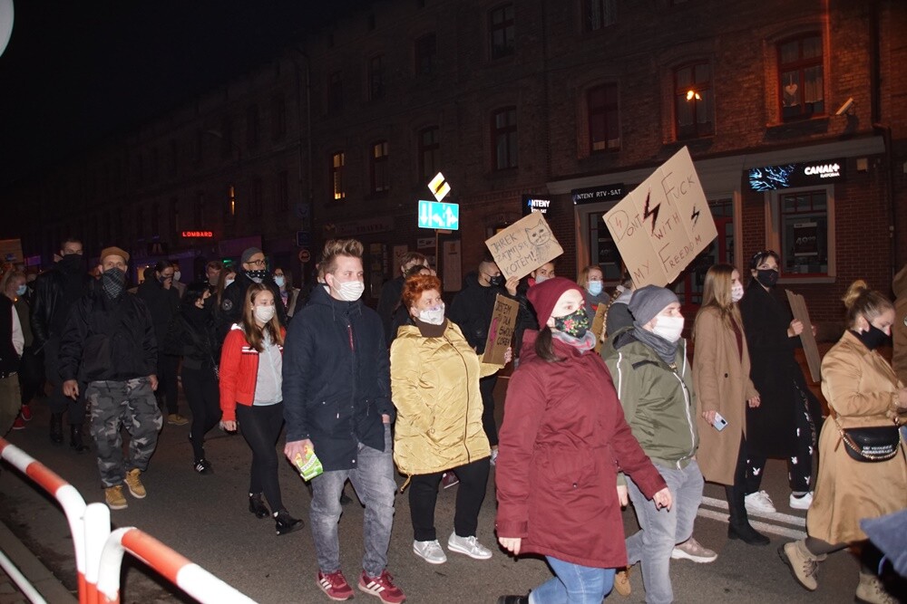 Rudzianki znowu zamanifestowały na rynku w Nowym Bytomiu swój sprzeciw w sprawie wyroku Trybunału Konstytucyjnego. W sobotę, 31 października, w Rudzie Śląskiej odbył się drugi protest kobiet.
