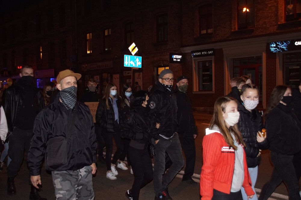 Rudzianki znowu zamanifestowały na rynku w Nowym Bytomiu swój sprzeciw w sprawie wyroku Trybunału Konstytucyjnego. W sobotę, 31 października, w Rudzie Śląskiej odbył się drugi protest kobiet.