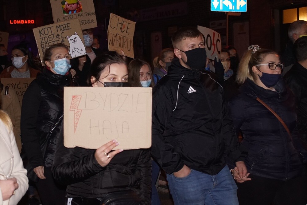 Rudzianki znowu zamanifestowały na rynku w Nowym Bytomiu swój sprzeciw w sprawie wyroku Trybunału Konstytucyjnego. W sobotę, 31 października, w Rudzie Śląskiej odbył się drugi protest kobiet.