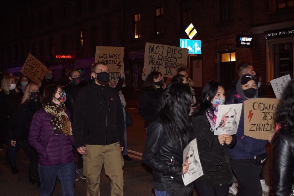 Rudzianki znowu zamanifestowały na rynku w Nowym Bytomiu swój sprzeciw w sprawie wyroku Trybunału Konstytucyjnego. W sobotę, 31 października, w Rudzie Śląskiej odbył się drugi protest kobiet.