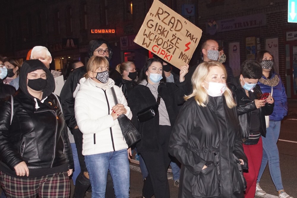 Rudzianki znowu zamanifestowały na rynku w Nowym Bytomiu swój sprzeciw w sprawie wyroku Trybunału Konstytucyjnego. W sobotę, 31 października, w Rudzie Śląskiej odbył się drugi protest kobiet.