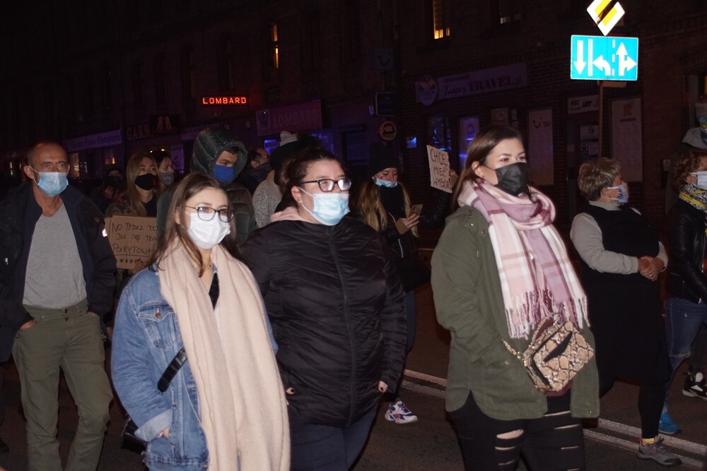 Rudzianki znowu zamanifestowały na rynku w Nowym Bytomiu swój sprzeciw w sprawie wyroku Trybunału Konstytucyjnego. W sobotę, 31 października, w Rudzie Śląskiej odbył się drugi protest kobiet.
