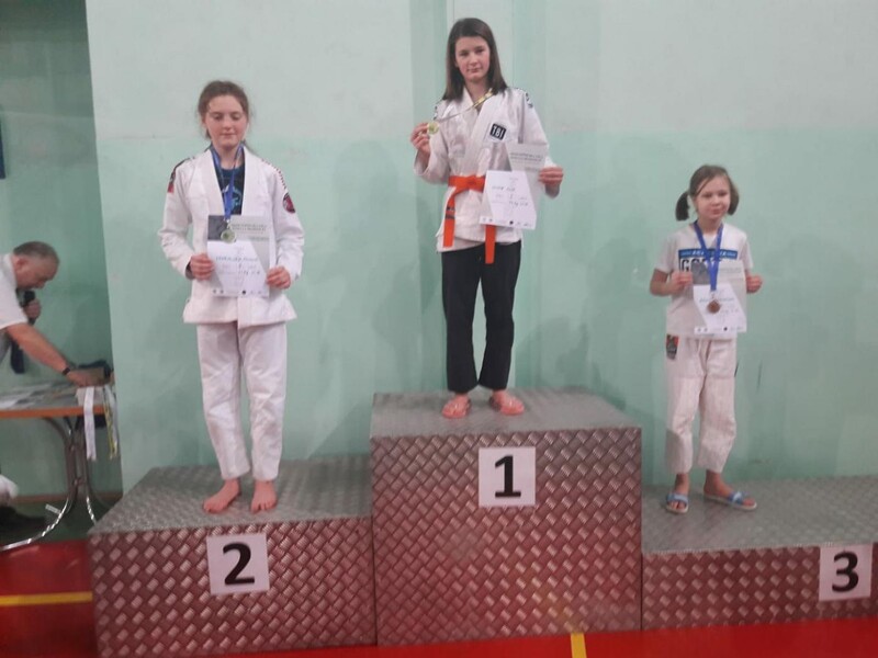 Dwa medale młodej rudzianki