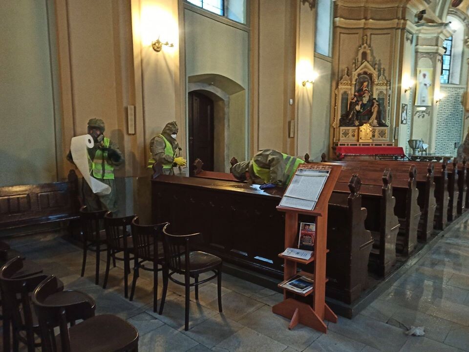 Bytomski oddział Combat Alert przeprowadził działania odkażające w DPS "Senior" w Rudzie oraz w Sanktuarium Matki Boskiej z Lourdes w Kochłowicach. Akcje te realizowane są w ramach ogólnopolskiego projektu #SekcjaDezyfekcja, który został zainicjowany przez Fundację na Rzecz Obronności i Bezpieczeństwa Kraju "Combat Alert".