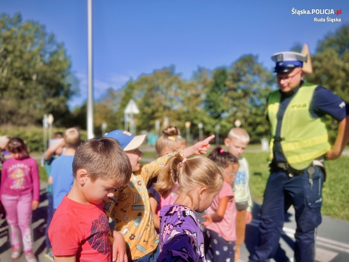 W miasteczku ruchu drogowego uczniowie klas pierwszych ze Szkoły Podstawowej nr 36 trenowali zasady bezpiecznego poruszania się pod okiem policjantów z rudzkiej drogówki / fot. KMP Ruda Śląska