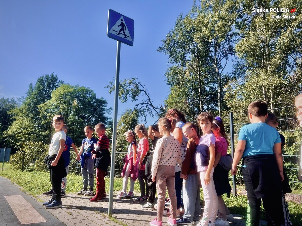 W miasteczku ruchu drogowego uczniowie klas pierwszych ze Szkoły Podstawowej nr 36 trenowali zasady bezpiecznego poruszania się pod okiem policjantów z rudzkiej drogówki / fot. KMP Ruda Śląska