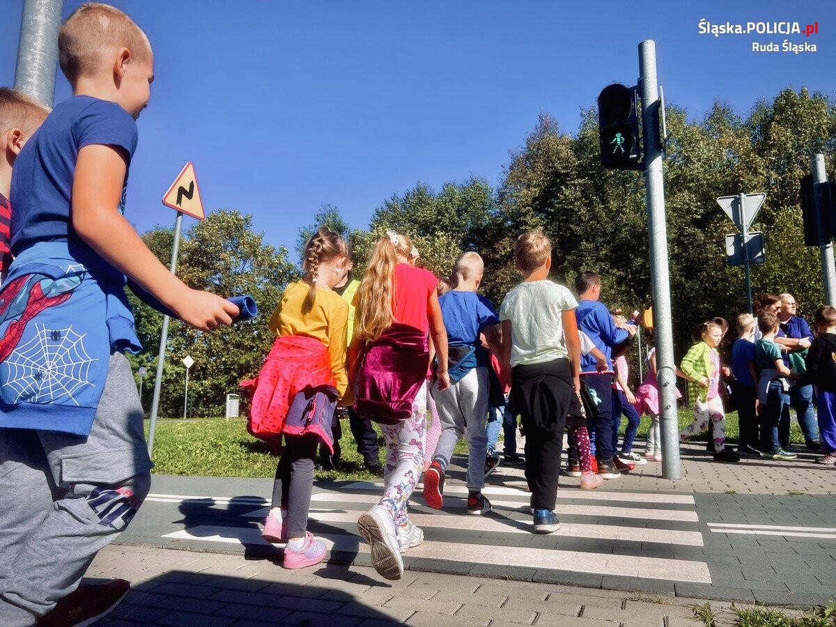 W miasteczku ruchu drogowego uczniowie klas pierwszych ze Szkoły Podstawowej nr 36 trenowali zasady bezpiecznego poruszania się pod okiem policjantów z rudzkiej drogówki / fot. KMP Ruda Śląska