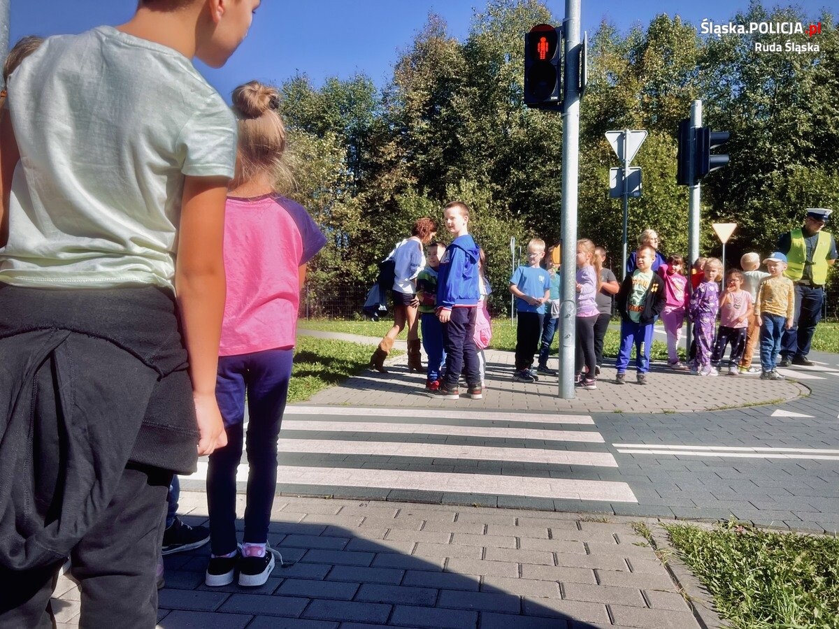 W miasteczku ruchu drogowego uczniowie klas pierwszych ze Szkoły Podstawowej nr 36 trenowali zasady bezpiecznego poruszania się pod okiem policjantów z rudzkiej drogówki / fot. KMP Ruda Śląska