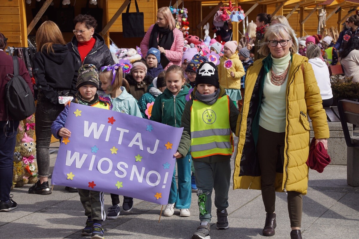 Mali rudzianie z rudzkich przedszkoli i szkół podstawowych przywitały dzisiaj wiosnę na nowobytomskim rynku.