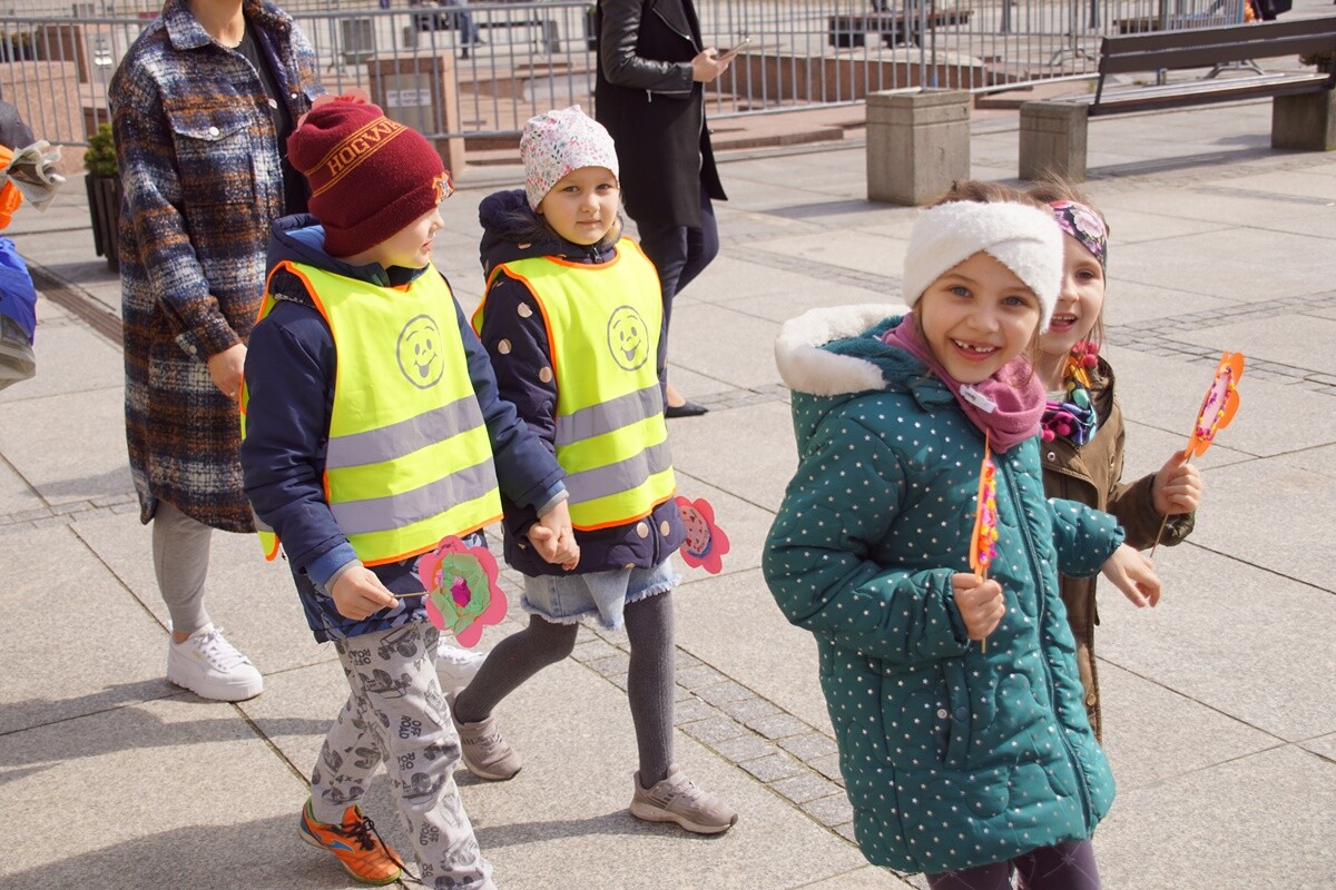 Mali rudzianie z rudzkich przedszkoli i szkół podstawowych przywitały dzisiaj wiosnę na nowobytomskim rynku.