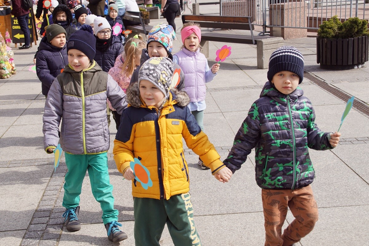 Mali rudzianie z rudzkich przedszkoli i szkół podstawowych przywitały dzisiaj wiosnę na nowobytomskim rynku.