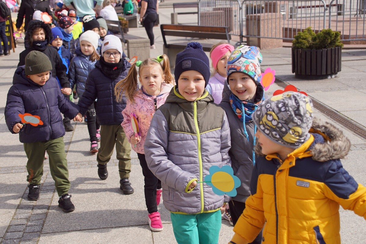 Mali rudzianie z rudzkich przedszkoli i szkół podstawowych przywitały dzisiaj wiosnę na nowobytomskim rynku.