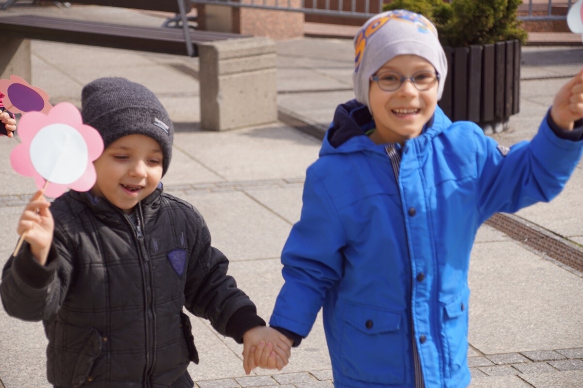 Mali rudzianie z rudzkich przedszkoli i szkół podstawowych przywitały dzisiaj wiosnę na nowobytomskim rynku.