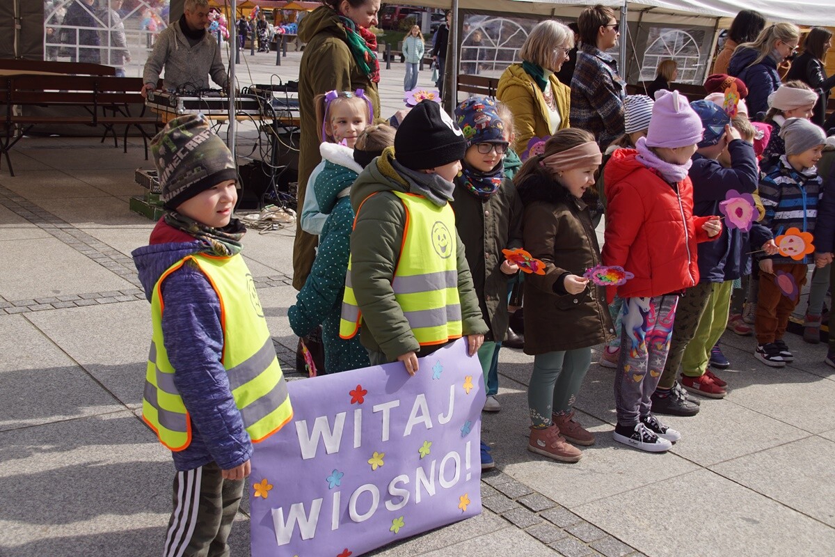 Mali rudzianie z rudzkich przedszkoli i szkół podstawowych przywitały dzisiaj wiosnę na nowobytomskim rynku.