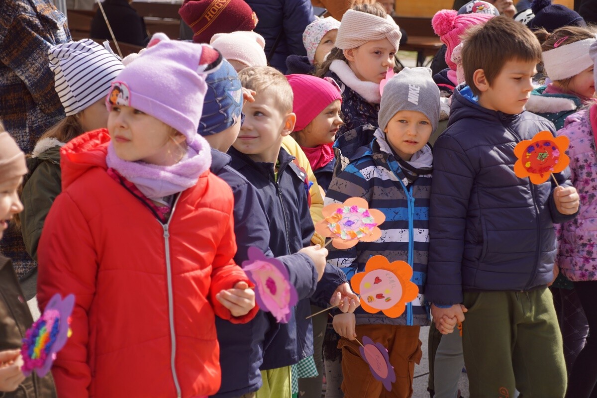 Mali rudzianie z rudzkich przedszkoli i szkół podstawowych przywitały dzisiaj wiosnę na nowobytomskim rynku.