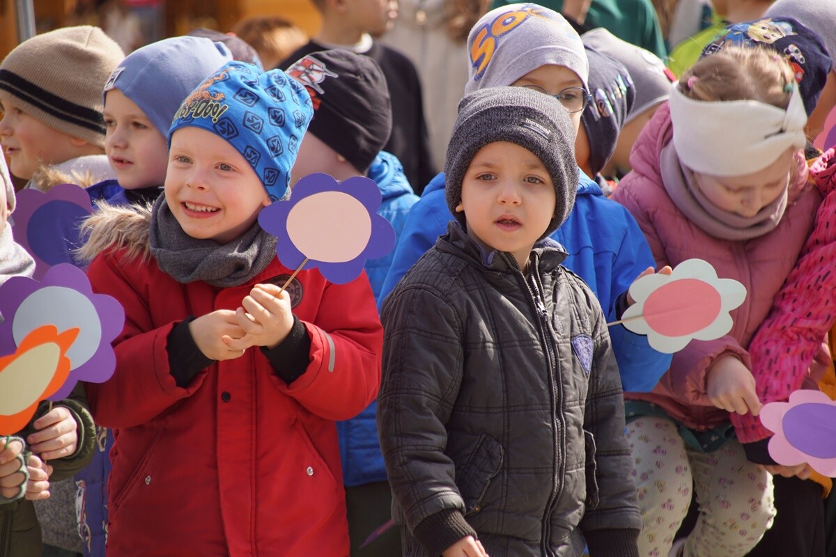 Mali rudzianie z rudzkich przedszkoli i szkół podstawowych przywitały dzisiaj wiosnę na nowobytomskim rynku.