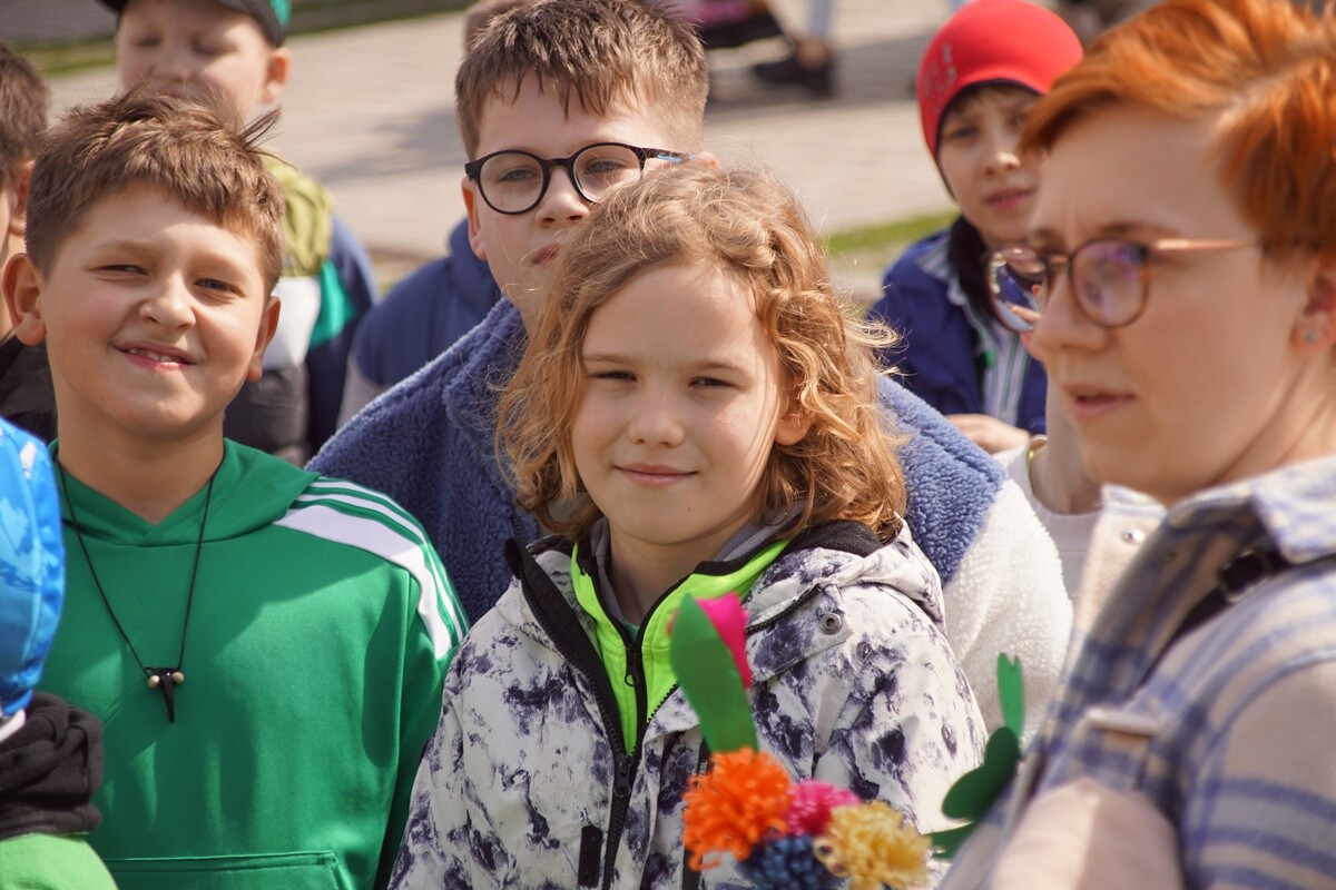 Mali rudzianie z rudzkich przedszkoli i szkół podstawowych przywitały dzisiaj wiosnę na nowobytomskim rynku.