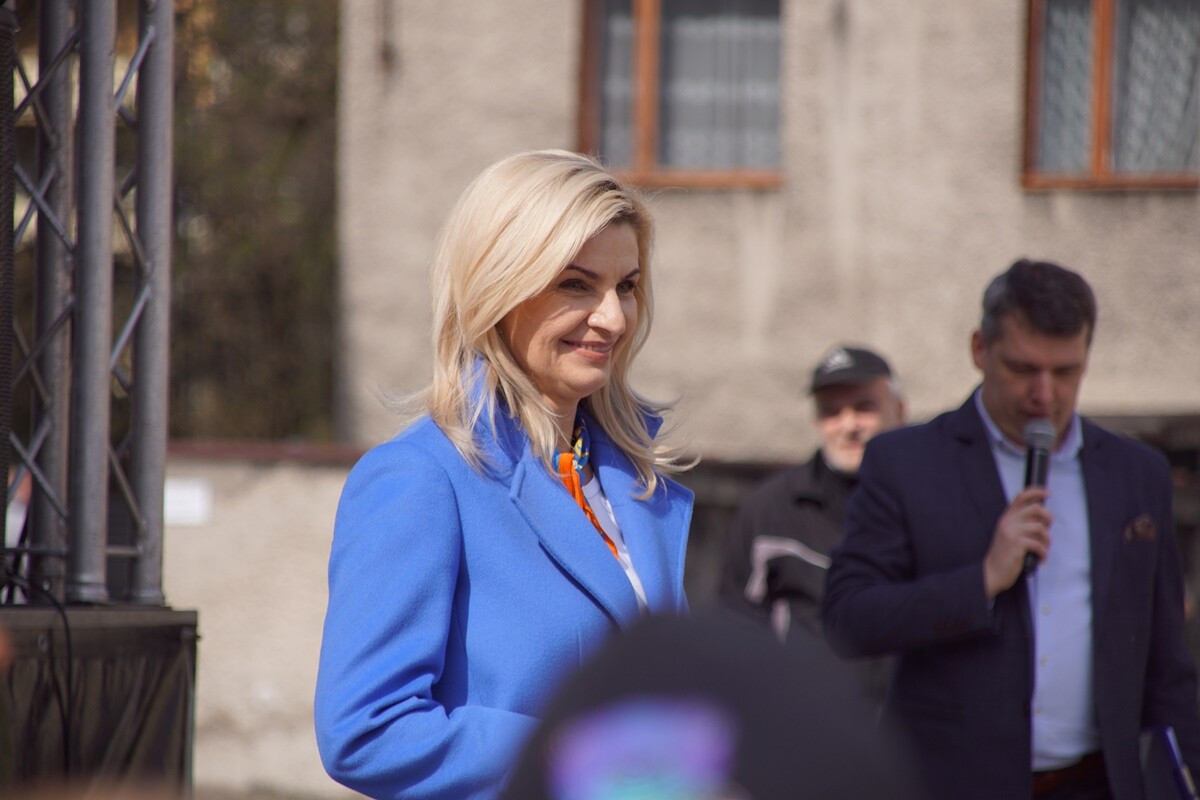 Mali rudzianie z rudzkich przedszkoli i szkół podstawowych przywitały dzisiaj wiosnę na nowobytomskim rynku.