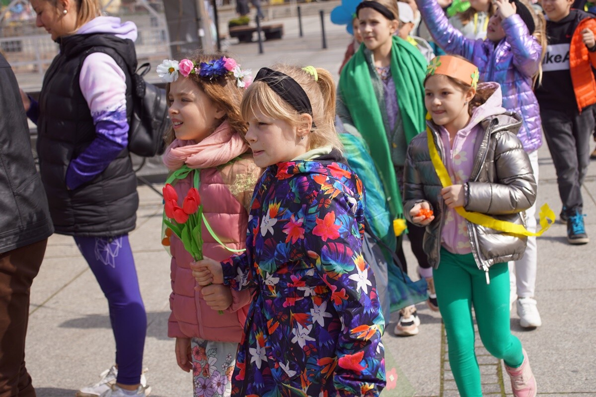 Mali rudzianie z rudzkich przedszkoli i szkół podstawowych przywitały dzisiaj wiosnę na nowobytomskim rynku.